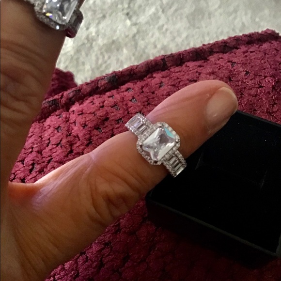 Women’s Engagement 925 silver ring size 5 NEW white sapphires good costu… - Picture 7 of 12